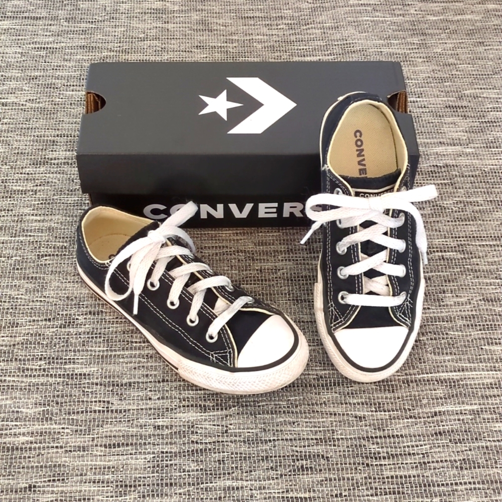 LIKE NEW! Converse Chuck Taylor All Star Classic Low Top Sneaker